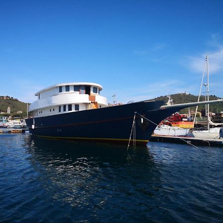 Classic Yacht Yanika Yachting Watersport Ets Villaputzu Exterior photo