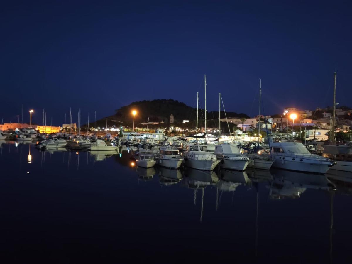 Classic Yacht Yanika Yachting Watersport Ets Villaputzu Exterior photo